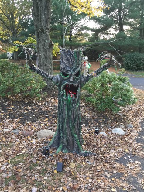 Spooky Halloween Tree For haunted house theme With owl skeleton. Made from contruction tube, spray foam, paper mache, twigs, paint, red lighting Spooky Halloween Trees Diy, Diy Spooky Tree, Diy Scary Tree, Creepy Tree Halloween Diy, Creepy Tree Diy, Bush Monster Halloween, Diy Halloween Tree, Tree Props, Haunted Tree