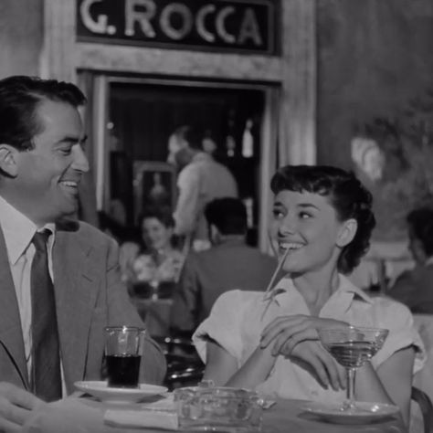 Roman Holiday Audrey Hepburn, Roman Holiday Movie, Audrey Hepburn Roman Holiday, 1960s Movies, Aubrey Hepburn, Classic Film Noir, Quentin Tarantino Movies, Old Fashioned Love, Retro Film