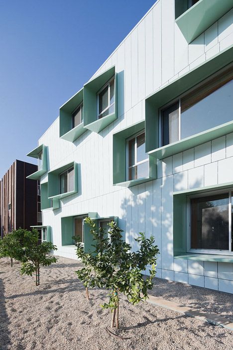 Broadway-housing-by-Kevin-Daly-Architects_dezeen_468_0 Kindergarten Facade, School Facade, Arch Facade, Low Cost Housing, Solar Shades, Social Housing, Building Facade, Building Structure, Facade Architecture