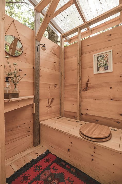 Outhouse Interior, Out House Ideas, Outhouse Bathroom Ideas, Diy Outhouse, Outhouse Bathroom, Out Houses, Outdoor Bathroom Design, Outdoor Toilet, Off Grid Cabin