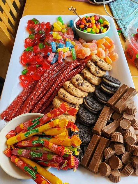 Chocolate And Candy Platter, Dessert Candy Charcuterie Board, Candy Boards For Parties, Sweet And Salty Charcuterie Board Ideas, Desert Charcuterie Board, Chocolate Buffet, Candy Charcuterie Board, Candy Boards, Candy Charcuterie