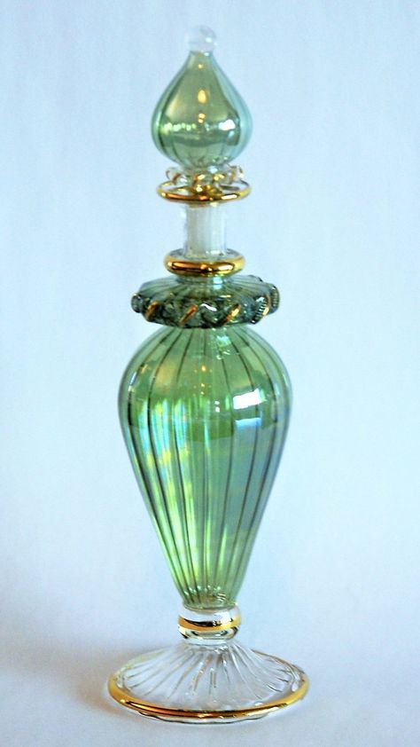 Vintage Perfume Aesthetic, Cool Perfume Bottles, Perfume Bottle Aesthetic, Perfume Bottles Aesthetic, Unique Perfume Bottles, Parfum Aesthetic, Fancy Bottles, Pretty Objects, Pretty Bottles