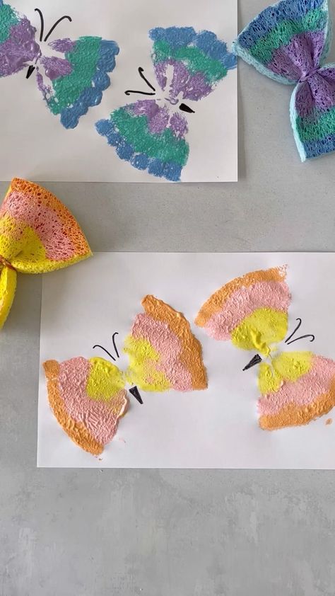 Little Happy Learners’s Instagram profile post: “🦋 SPONGE PRINT BUTTERFLIES 🦋 All you need to do is grab a sponge, an elastic band and some paint 🎨 It’s a really fun, creative and…” Sponge Painted Butterfly, Sponge Butterfly Painting, Butterfly Sponge Painting, Painting Activities For Kindergarten, Sponge Crafts For Kids, Sponge Activities For Kids, Art N Craft Creative, Sponge Painting Ideas For Kids, Sponge Art Painting