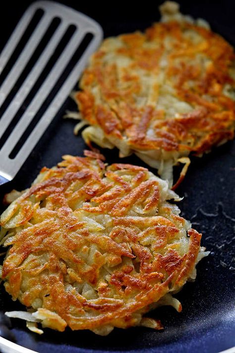 POTATO ROSTI - THE GRUMPY COOK CLUB Potatoe Rosti Recipe, Rosti Potatoes, Potato Rosti Recipe, Rosti Recipe, Potato Rosti, Saturday Lunch, Raw Potato, Shredded Potatoes, Dried Potatoes