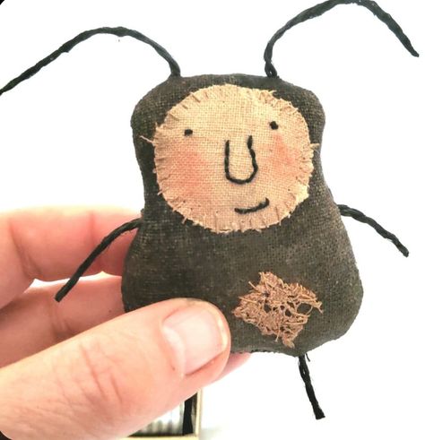 Handmade Small Gifts, Bugs Art, Stuffed Animal Ideas, Sew Patches, Vintage Gift Ideas, Handmade Stuffed Toys, Bug Crafts, Sac Diy, Doll Faces