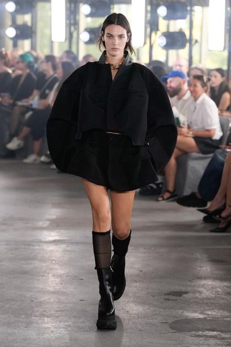 Sacai Spring Summer 2024 Fashion Show Mark Ronson, Summer 24, Runway Collection, Spring 2024, Western Outfits, Kim Kardashian, Paris Fashion, Runway Fashion, Paris Fashion Week