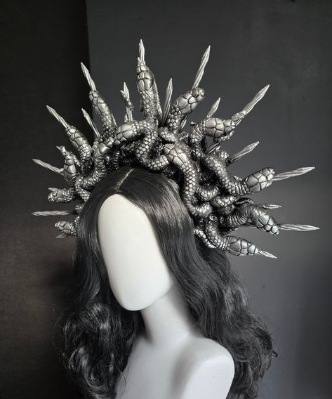 Just finished this amazing commission for an incredible gorgeous and friendly lady I've met on a Fantasy Ball. She wanted a Medusa crown and gave me a carte blanche on the design. What do you think? Did I do justice to Medusa? I can't wait to see her whole outfit with this headpiece on Liverpool Fantasy Ball!! I was truly honoured to make this for her! 🖤🖤 X Liesbeth Dark Lemon Dark Fantasy Crown, Medusa Head Piece, Gore Photoshoot, Medusa Crown, Medusa Headpiece, Fantasy Ball, Fantasy Crown, Medusa Costume, Face Painting Halloween