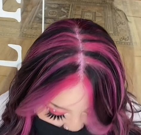 Pink Hair Strip Brunette, Wolfcut Pink Highlights, Pink Skunk Highlights In Brown Hair, Y2k Pink Highlights, Lavender Hair Streak, Pastel Pink And Black Hair, Chunky Pink Highlights In Brown Hair, Pink Strips In Hair, Pink Streaks In Black Hair