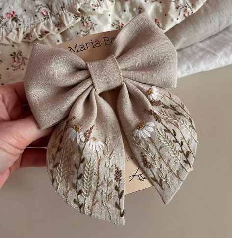 Diy Embroidery Hair Bow, Hair Bow Embroidery, Embroidery Products Ideas, Embroidered Hair Bow, Embroidery Hair Bow, Embroidery Hair, قلادات متدلية, Small Hair Bows, Embroidered Hair Bows