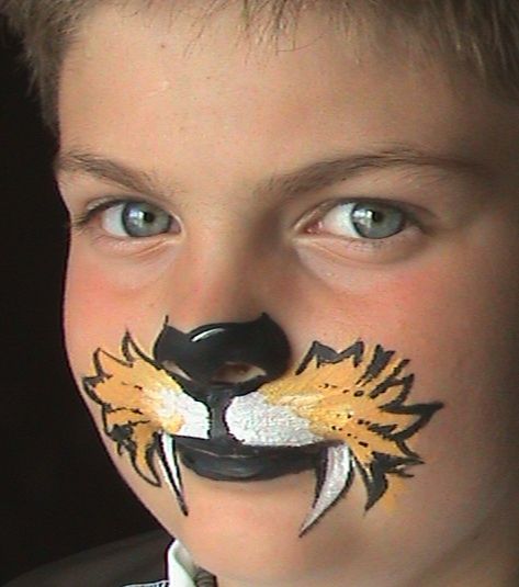 3 minute saber-tooth tiger face paint Quick Face Painting, Lion Face Paint, Kitty Face Paint, Bodysuit Tattoos, Animal Face Paintings, Face Painting For Boys, Face Painting Tutorials, Face Painting Easy, Kids Face Paint