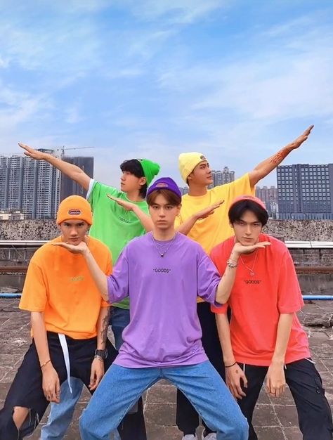 Pose For Group Photos, Photobooth Friends, Barbie Poses, Funny Group Photos, Sibling Photoshoot, 2023 Barbie, Group Photo Poses, Group Picture Poses, Graduation Photography Poses