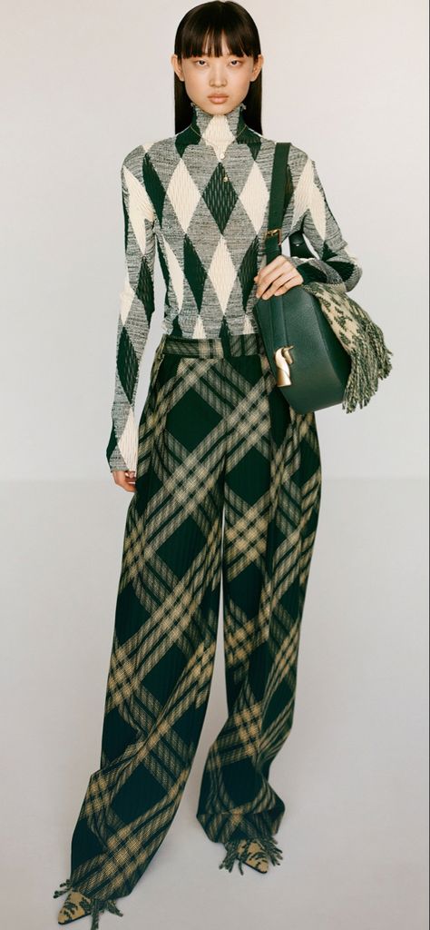 Burberry Resort 2024, Fall Winter 2023/2024 Fashion Trends, Holiday Fashion Editorial, Plaid Runway, Nyfw 2024, Plaid Trend, Burberry Print, Summer Runway, Resort 2024