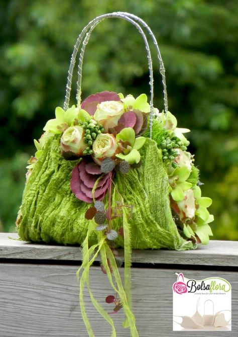 Beautiful green floral purse Bag Flower Arrangement, Flower Handbag, Flower Purses, Deco Nature, Bag Flower, Floral Handbags, Modern Flower Arrangements, Floral Purse, Floral Bags