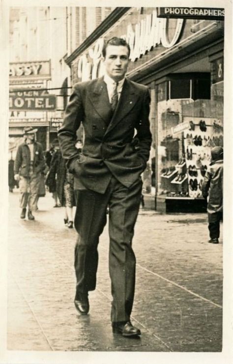 40s Mode, A Man In A Suit, Handsome Men Quotes, Man In A Suit, Handsome Arab Men, Vintage Man, Look Retro, Vintage Mens Fashion, 1940s Fashion