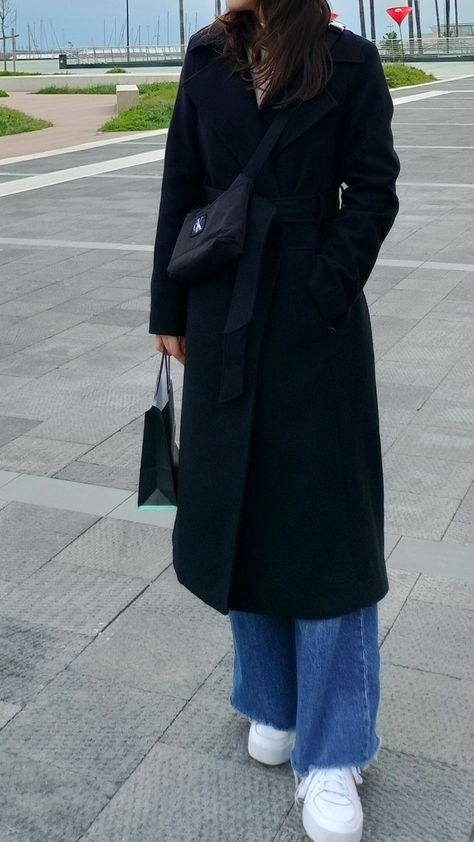 Black long coat Calvin Klein bag wide leg jeans Black Wool Coat Outfit, Black Coat Outfit Winter, Long Black Coat Outfit, Trench Coat Outfit Winter, Winter Outfit Aesthetic, Long Black Wool Coat, Long Black Trench Coat, White Top Jeans, Wool Coat Outfit