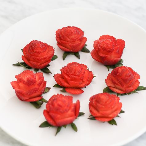 Learn how to make these beautiful strawberry roses, perfect and delicious for any occasion. Garnishes For Desserts, Cut Strawberries Fancy, Strawberry Garnish Ideas, Flower Food Art, Long Nail Designs Coffin Bling, Strawberry Roses Diy, Decorating With Strawberries, Strawberry Design Ideas, Long Nail Designs Coffin