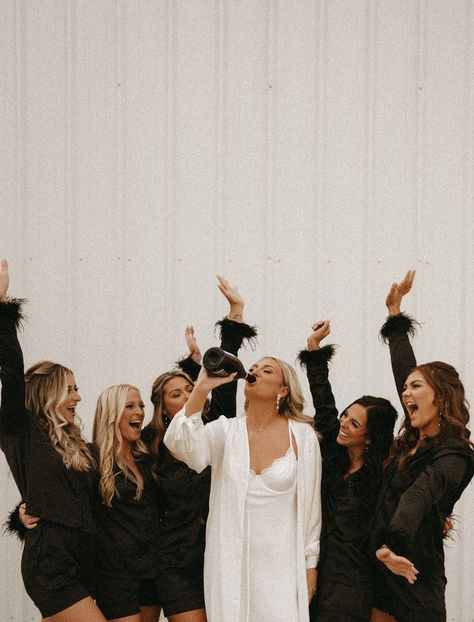 Bridesmaid Checklist, Fall Tennessee, Bride And Bridesmaid Pictures, Being A Bridesmaid, Wedding Photo List, Bridesmaid Poses, Bridesmaid Pictures, Bridal Party Getting Ready, Bridesmaid Photoshoot