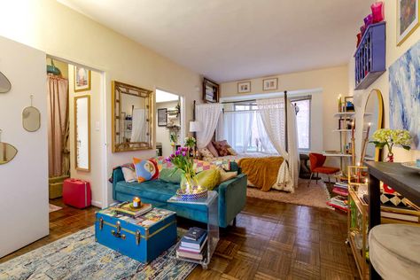 Eclectic Studio Apartment, Colorful Eclectic Bedroom, Urban Outfitters Rug, 2023 Decor, Chic Shack, Airbnb Ideas, Dupont Circle, Bed In Corner, Diy Room Divider