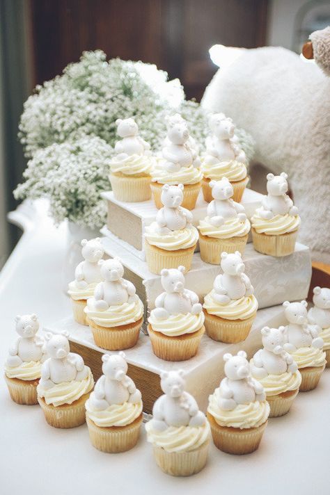 Baby Shower Themes Neutral, Girl Shower Themes, Classy Baby Shower, Bear Baby Shower Theme, Idee Babyshower, White Baby Showers, Elegant Baby Shower, Baby Shower Inspiration, Teddy Bear Baby Shower