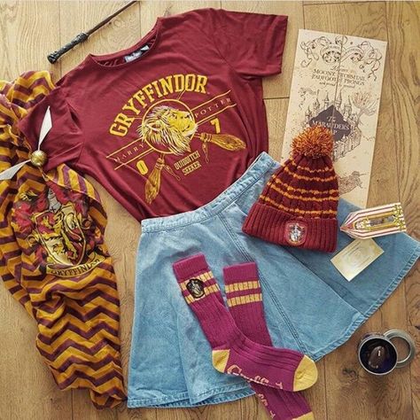 Harry Potter Wallpapers, Harry Potter Outfit, Gryffindor Outfit, Cer Nocturn, Stile Harry Potter, Harry Potter Accessories, Hogwarts Outfits, Harry Potter Merch, Harry Potter Style