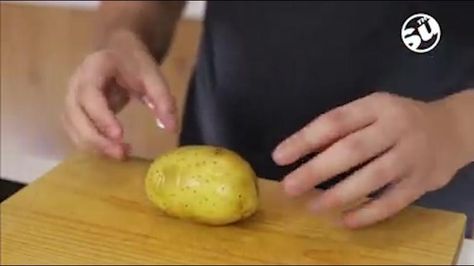 This quick way of peeling a spud will amaze you Sushi Roll Recipes, Cooking Tricks, Stuffed Potato Balls, How To Make Sushi, Food Channel, Easy Eggs, Sushi Recipes, Peeling Potatoes, Boiling Water