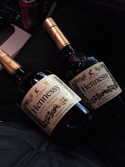 Hennessy Aesthetic, Hennessy Very Special Cognac, Hennessy Bottle, Pretty Alcoholic Drinks, Party Drinks Alcohol, Alcohol Party, Alcohol Aesthetic, Alcohol Bottles, Getting Drunk