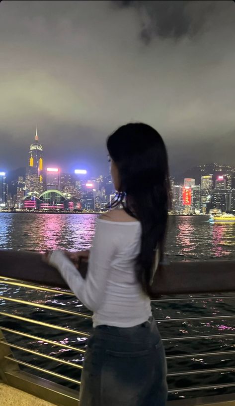 Hong Kong At Night, Hongkong Outfit Travel, Hongkong Outfit, Hong Kong Night, Japan Picture, Summer Picture Poses, Outfit Travel, Asian Street Style, Pic Pose