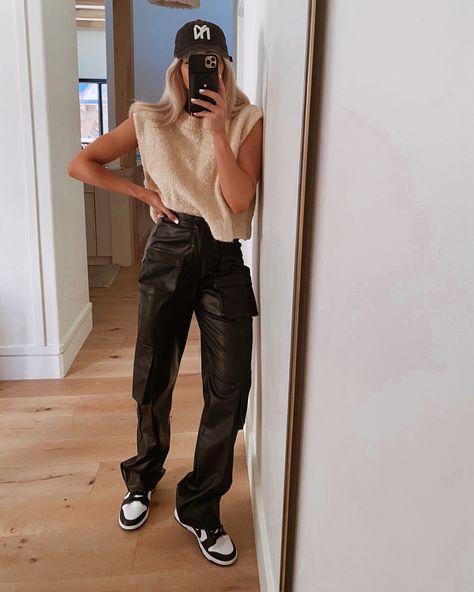 Leather Pants Street Style, Cargo Pants Outfit Fall, Cargo Pants Outfit Winter, Leather Pants Outfit Winter, Cargo Outfits Women, How To Style Cargo Pants Women, Cara Loren, How To Style Cargo Pants, Cargo Outfit