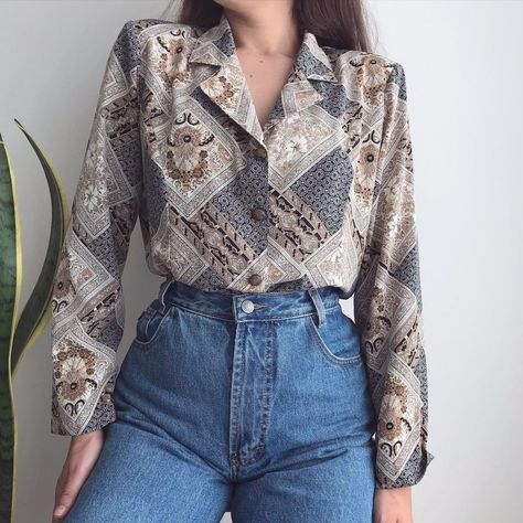 Graphic Button Up Shirt Outfit, Patterned Button Up Outfit, Vintage Button Up Shirt Outfits, Vintage Blouse Outfit, Recreating Outfits, Printed Top Outfit, Printed Shirt Outfit, Button Up Shirt Outfit, Form Outfits