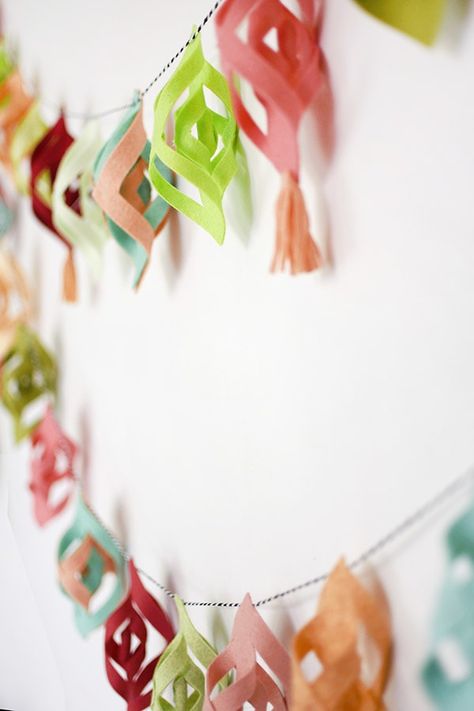 Diy Felt Garland, Felt Crafts Kids, Christmas Ornaments Decor, Felt Garlands, Garland For Christmas, Selling Ideas, Winter Garland, Decorating Crafts, Diy Christmas Garland