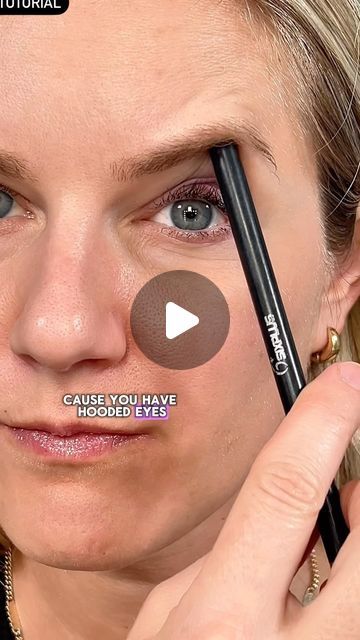 How To Do Eyeshadow With Hooded Eyes, Makeup For Puffy Eyelids, Blue Eyeshadow Looks Hooded Eyes, Hooded Eyes Dark Makeup, Eyeshadow For Brown Eyes Hooded, Huded Eye Makeup, Best Eye Makeup For Hooded Eyes, Makeup For Brown Hooded Eyes, Hooded Eyes Makeup Tutorial