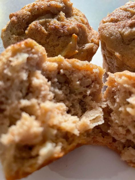 Apple Spice Cake Muffins Apple Spice Cake Muffins, Spice Cake Muffins, Cinnamon Bread Pudding, Healthy Protein Desserts, Muffins Apple, Apple Spice Muffins, Low Cal Dessert, Apple Spice Cake, Weight Watchers Recipes Desserts