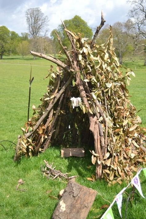 Natural Playgrounds For Your Wild Kids Den Making Outdoors, Den Building, Natural Play Spaces, Forest School Activities, Sensory Garden, Kids Outdoor Play, Natural Playground, Outdoor Classroom, School Garden