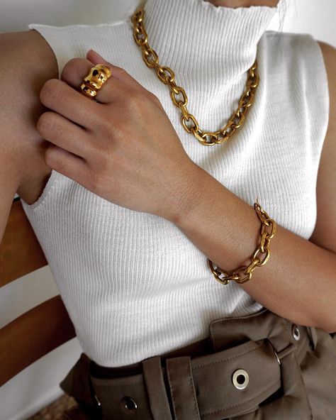 Bold Gold Jewelry is Trending #blankitinerary #blogpost #fall #trending #ootd February Aesthetic, Top Jewelry Trends, Bold Gold Jewelry, Western Nails, Boho Styl, Bracelet Inspo, Jewelry Photography, Jewelry Outfit, Gold Accessories