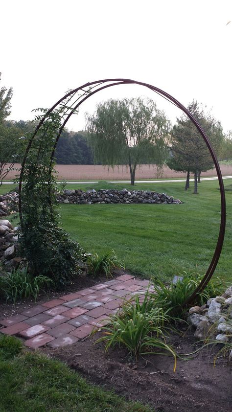 Garden Hoop Trellis, Moon Gate Trellis, Circle Garden Arch, Round Trellis Ideas, Archway Garden Entrance, Moon Arch Garden, Rebar Trellis Ideas, Moongate Garden Diy, Moongate Trampoline