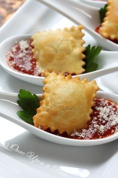 Great presentation Crispy Ravioli, Ravioli Bake, Buffalo Chicken Dip, Think Food, Snacks Für Party, Drink Ideas, Event Food, Party Food Appetizers, Party Treats