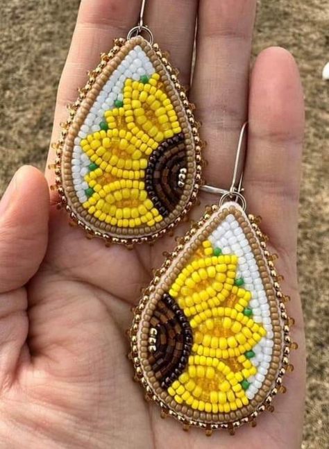 Beaded Wedding Earrings Native, Beaded Bracelets Native American, Native American Earrings Patterns, Beading Ideas Native, Native Beadwork Earrings, Beaded Earrings Native Beadwork Ideas, Indigenous Beading Patterns, Bead Embroidery Patterns Beadwork Design, Native Earrings Beaded