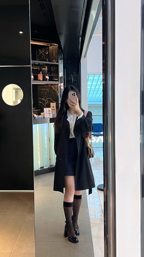 Louis Vuitton Aesthetic Outfit, Old Money Trench Coat, Old Money Aesthetic Outfit, Platform Heels Black, Outfit Old Money, Old Money Outfit, Money Outfit, Black Trench Coat, Trench Coat Outfit