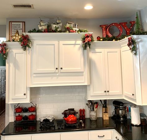 Ideas For Top Of Kitchen Cabinets, Above Cabinet Christmas Decor, Above Kitchen Cabinets Ideas, Decorating Above Kitchen Cabinets Ideas, Housing Decor, Christmas Kitchen Decor Ideas, Top Of Kitchen Cabinets, Decorating Above Kitchen Cabinets, Kitchen Cabinets Ideas