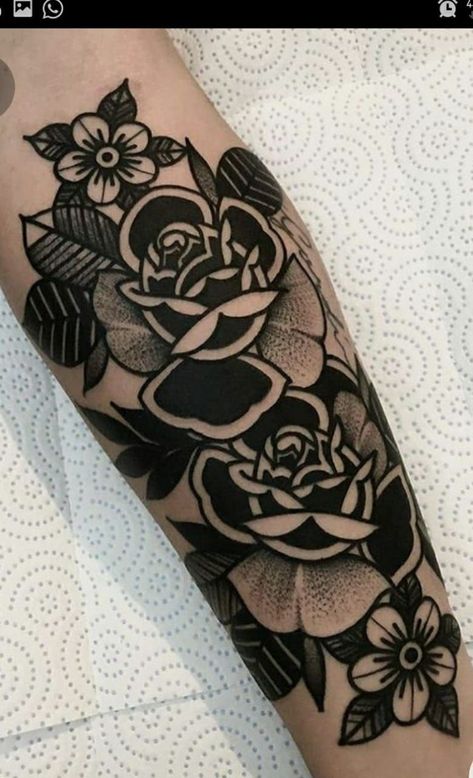 Boys With Tattoos, Traditional Tattoo Flowers, Traditional Tattoo Sleeve, Inspiration Tattoos, Classic Tattoo, Black Ink Tattoos, Dope Tattoos, Rose Tattoos, Pretty Tattoos