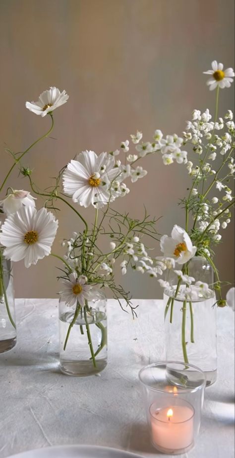 Chamomile Flowers Wedding, Flowers From Ceiling Wedding, Lamp Wedding Centerpiece, Simple Florals Wedding, Daisy Centerpiece Ideas, Simple Wedding Tables, Minimal Flower Wedding, Simple Wedding Florals, Chamomile Wedding