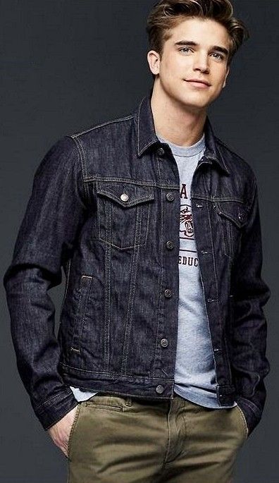 Dark Denim Jacket Outfit, Denim Jacket Men Style, Denim Jacket Men Outfit, Jacket Outfit Men, Dark Jean Jacket, Jeans Outfit Men, Dark Denim Jacket, White Jeans Men, Denim Jacket Outfit