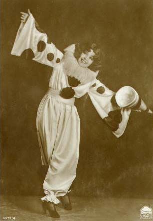 Black And White Clown, Clown Outfit, Clown Images, Clown Pics, Pierrot Clown, Clown Clothes, Clown Tattoo, Clara Bow, Cute Clown