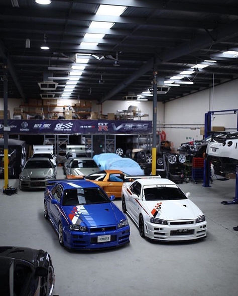 Tuner Garage, Mechanics Aesthetic, Garage Goals, Cars Garage, Garage Design Interior, Mechanical Workshop, Skyline Gtr R34, Cool Garages, R34 Gtr