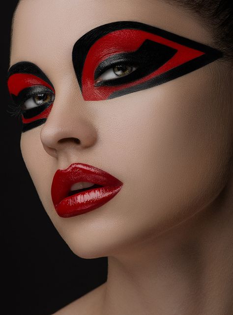 Lips Black, Red Lipstick Makeup, High Fashion Makeup, Face Art Makeup, Avant Garde Makeup, Bold Eyes, Circle Wall Art, Dramatic Eyes, Circle Metal Wall Art