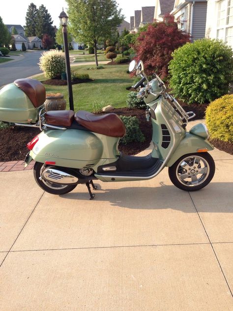 Green Vespa, Vespa Images, Vespa 300, Vespa Gtv, Vespa S, Retro Scooter, Honda Super Cub, Bike Aesthetic, Piaggio Vespa