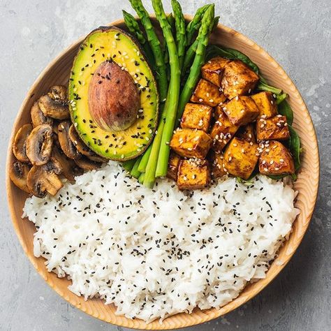 Who wants this bowl for dinner? I’m having something similar today, although not as neatly arranged haha. Featuring fluffy Basmati rice, mushrooms cooked in tamari, avocado, asparagus and tofu. To make the tofu, I first of all cooked it in the air fryer at 200 decrees C/390 F for around 5 minutes. I then added it to a non-stick frying pan together with 2 tbsp tamari, 2 tbsp rice vinegar, 3 tbsp water, and 1 tsp corn starch, and cooked that on a low-medium heat for around 2-3 minutes to allow ... Plats Healthy, Healthy Food Recipes Clean Eating, Eggplant Parmesan, Makanan Diet, God Mat, Healthy Food List, Lunch Recipes Healthy, Idee Pasto Sano, Picky Eater Recipes