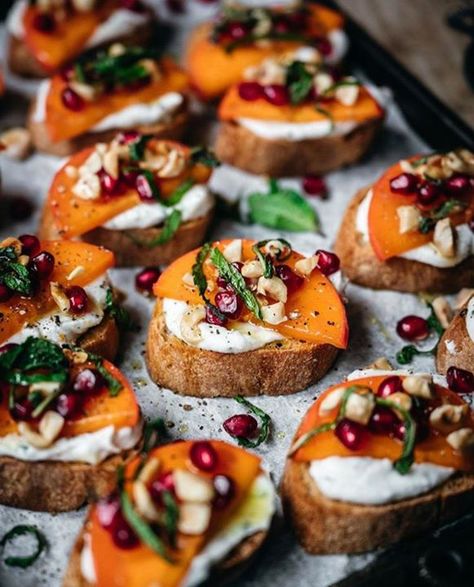 Say hello to your new favorite appetizer / side dish / hors d’oeuvre / snack: Vegan Crostini topped with dairy-free cheese spread, persimmon, toasted hazelnut, pomegranate, and a drizzle of olive oil from Crowded Kitchen  Perfection! • • • 📸: Crowded Kitchen Vegan Crostini, Pomegranate Crostini, Whipped Cheese, Crostini Toppings, Vegan Appetizers Recipes, Toasted Crostini, Crowded Kitchen, Crostini Appetizers, Whipped Goat Cheese