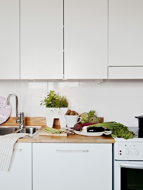 White Tile Splashback, Large White Tiles, White Kitchen Interior, White Kitchen Splashback, White Kitchen Appliances, Kitchen Splashback Tiles, White Kitchen Table, White Kitchen Tiles, White Kitchen Backsplash