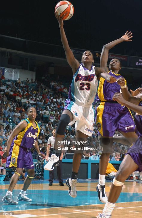 Charlotte Smith of the Charlotte Sting puts up a shot past Lisa... Fotografía de noticias - Getty Images Lisa Leslie, Charlotte Smith, The Sting, Charlotte Hornets, Charlotte North Carolina, Game On, North Carolina, Getty Images, Resolution